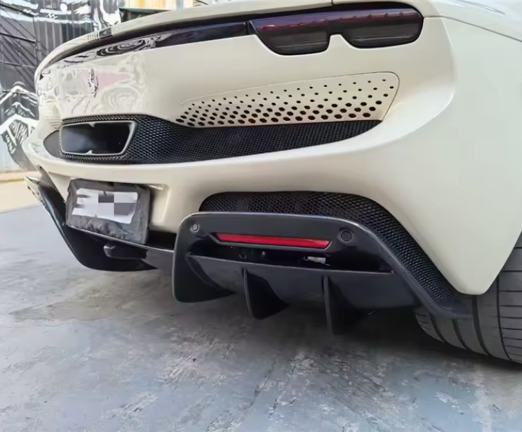 Kit carrosserie carbone style OEM pour Ferrari 296 GTB – Lèvre avant, diffuseur et aileron