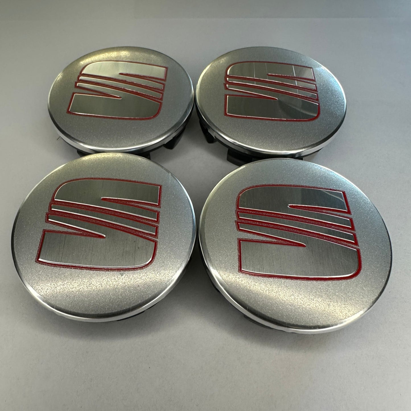 4x SEAT kompatible Nabendeckel 63mm Silber