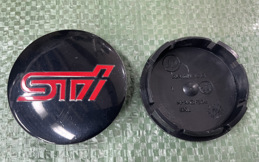 Jeu de 4 enjoliveurs noirs style STI 56 mm