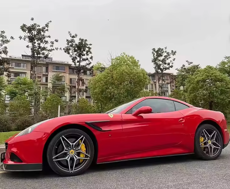 Carbon fiber side skirt extensions for Ferrari California T