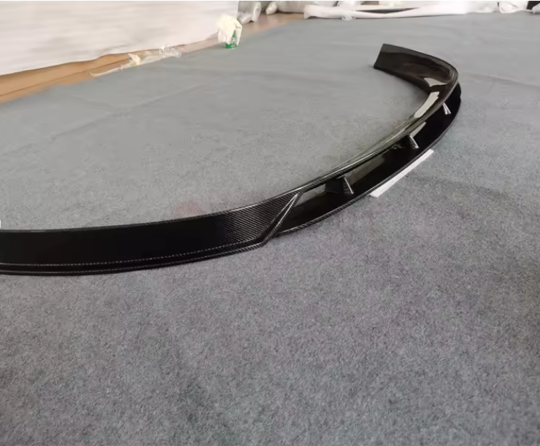 Lame avant en fibre de carbone pour Ferrari California T