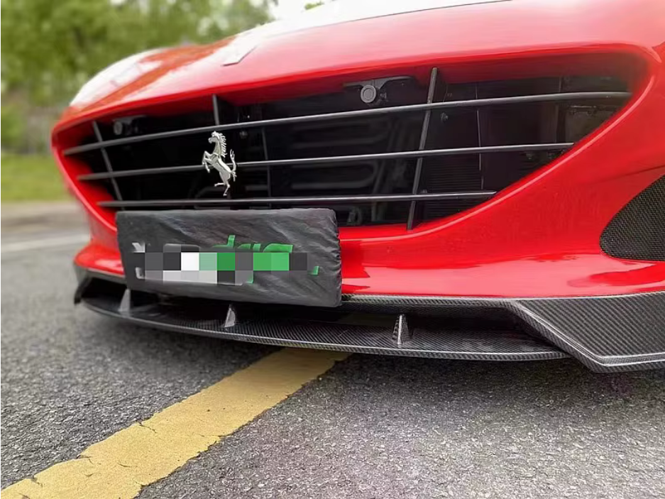 Lame avant en fibre de carbone pour Ferrari California T